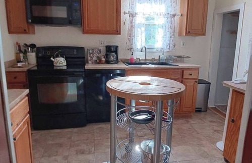 Great Falls Casa | The French Cottage - Walking distance to downtown restaurants and shops!