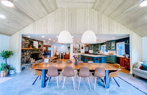 Mars Hill Casa | The fun house: fire pit, hot tub, fishing, pond, pizza oven & outdoor movie gear
