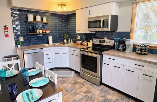 Galesburg Casa | The Galesburg Escape! King bed, Pet friendly, Game room
