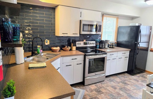 Galesburg Casa | The Galesburg Escape! King bed, Pet friendly, Game room