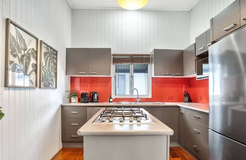 Bungalow Apartamento | The Gallery - Stylish City-Fringe Apartment with Outdoor Living & Office Space