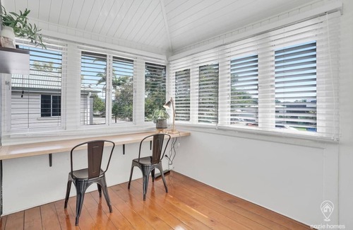 Bungalow Apartamento | The Gallery - Stylish City-Fringe Apartment with Outdoor Living & Office Space
