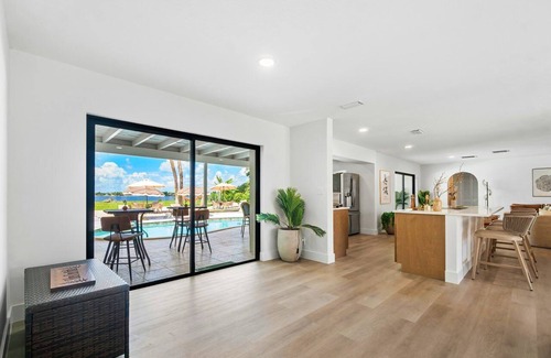 Palm Beach - West Palm Beach Casa | The Garden of Eden | Beautiful Villa w/ Pool & Game Room