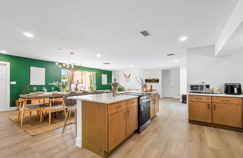 Palm Beach - West Palm Beach Casa | The Garden of Eden | Beautiful Villa w/ Pool & Game Room