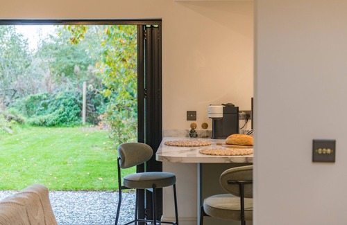 Beckley Cabaña | The Garden Room - a holiday let that sleeps 2 guests in 1 bedroom