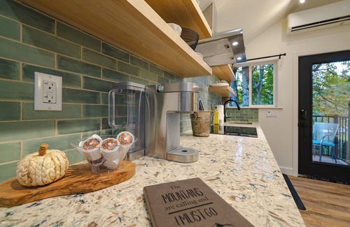 Olde Town Casa | The Gateway Barn - Cozy King Suite & Walk to Main Street