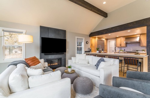 Bend Villa | The Gem Estate by AvantStay | Modern Farmhouse w/ Lavender Fields + Hot Tub