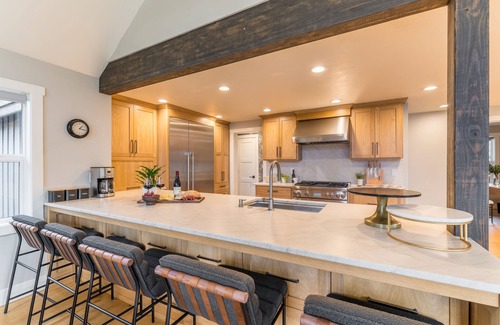 Bend Villa | The Gem Estate by AvantStay | Modern Farmhouse w/ Lavender Fields + Hot Tub