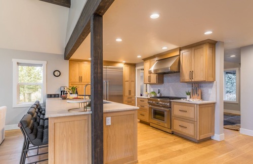 Bend Villa | The Gem Estate by AvantStay | Modern Farmhouse w/ Lavender Fields + Hot Tub