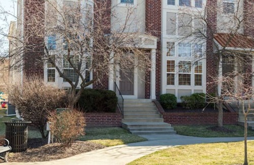 North Kansas City Casa | The Gentry - North Kansas City Townhome - Perfect Location!