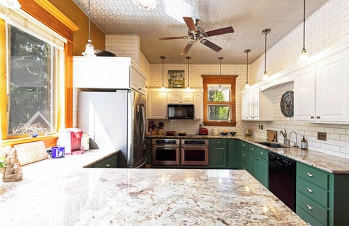 Farviews - Pattee Canyon Cama Y Desayuno | The Gibson Mansion