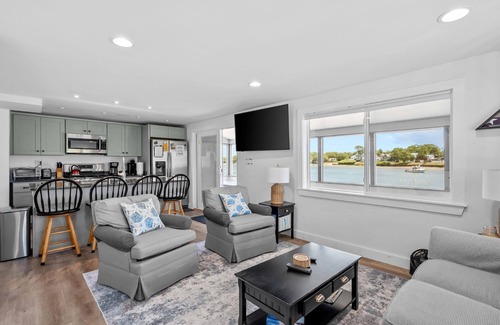 Onset Casa | The Glam Shack: Waterfront Bliss in Onset