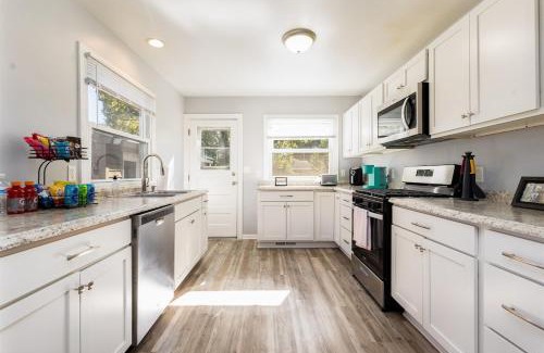 South Bend Casa | The Gold Charm - 5BR 2BA Home 1mi to ND Campus