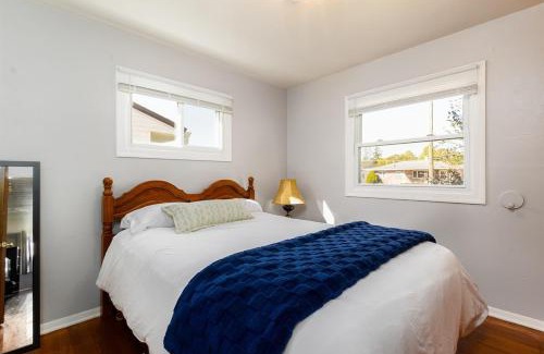 South Bend Casa | The Gold Charm - 5BR 2BA Home 1mi to ND Campus