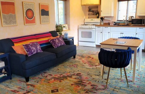 Grass Valley Casa | The Gold heart of Grass Valley w outdoor bathtub