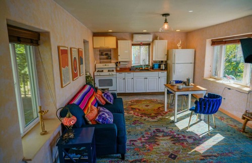 Grass Valley Casa | The Gold heart of Grass Valley w outdoor bathtub