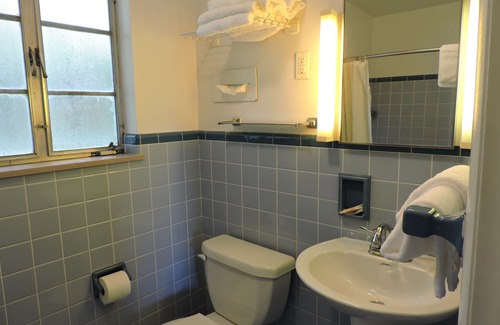 New Paris Hotel | The Golden Inn