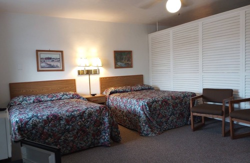 New Paris Hotel | The Golden Inn