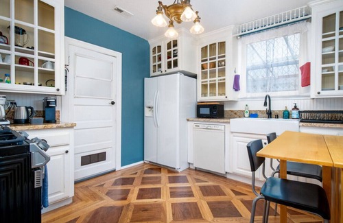 Grass Valley Casa | The Golden Parlor- Historic Victorian, Hot Tub