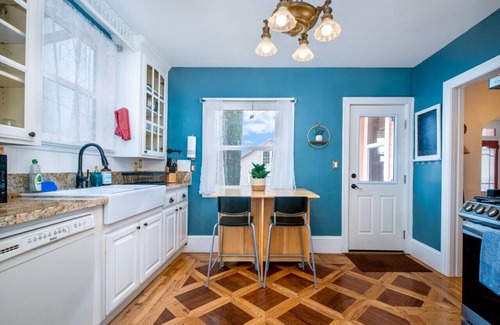 Grass Valley Casa | The Golden Parlor- Historic Victorian, Hot Tub