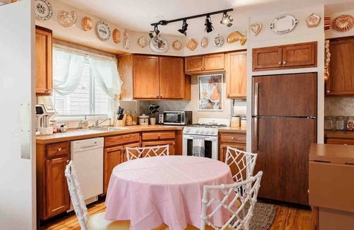 Roselawn Finance Apartamento | The Golden Suite: themed getaway!