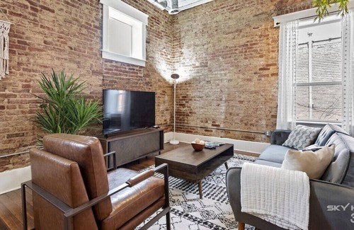 Siloam Springs Apartamento | The Good Vibes Suite is perfect for that weekend getaway or an extended stay!