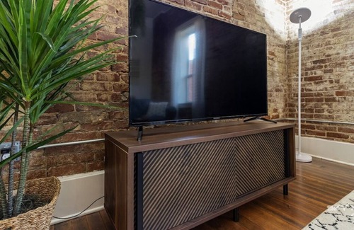 Siloam Springs Apartamento | The Good Vibes Suite is perfect for that weekend getaway or an extended stay!