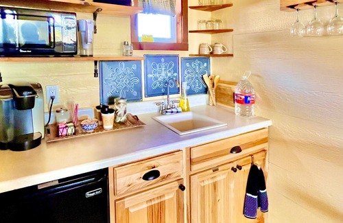 Dripping Springs Cabina | The GOODNIGHT: Sweet Treehouse suite with kitchenette in the Texas Hill Country
