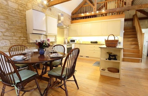 Bourton Casa | THE GRANARY, pet friendly, with open fire in Bourton-On-The-Water
