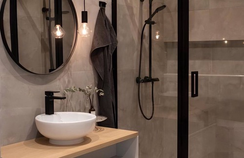 Restalrig Casa | The Grand Residence, Free Parking, Stadium. Sleeps 8