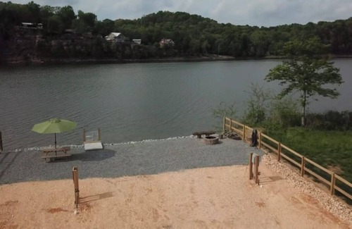 Flatwoods Alquiler De RV | THE GRAND VIEW. Beautiful RV lot on the banks of the Kentucky Lake/TN River.