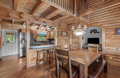 Vilas Cabina | The Great Bear Lodge: Hot Tub, Firepit, EV Charger, Dog Allowed!