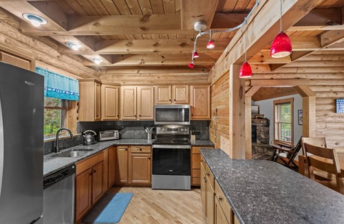 Vilas Cabina | The Great Bear Lodge: Hot Tub, Firepit, EV Charger, Dog Allowed!