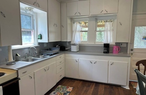 La Grange Cabaña | The Green House in La Grange - New Listing!
