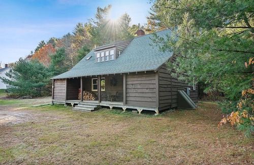 Greenwood Cabina | The Greenwood Cabin nA cozy 3 bedroom retreat with sauna and hot tub!