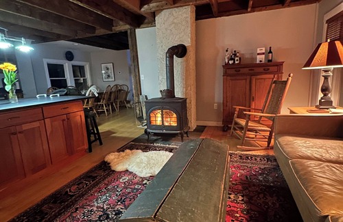 Greenwood Cabina | The Greenwood Cabin nA cozy 3 bedroom retreat with sauna and hot tub!