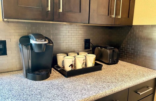 Arlington South Casa | The Grove Vacation Home | Jacuzzi * Fire Pit * BBQ