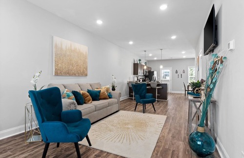 Clarksville Casa | The Happy Place-40 minutes to Downtown Nashville!