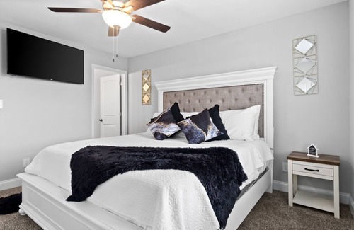 Clarksville Casa | The Happy Place-40 minutes to Downtown Nashville!