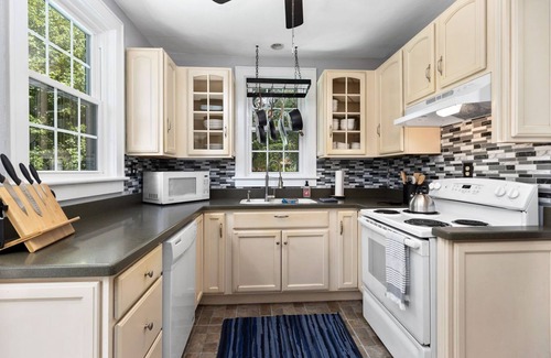 Waynesboro Casa | The Hawksbill Haus (w/ hot tub)