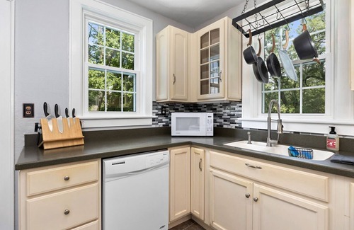 Waynesboro Casa | The Hawksbill Haus (w/ hot tub)