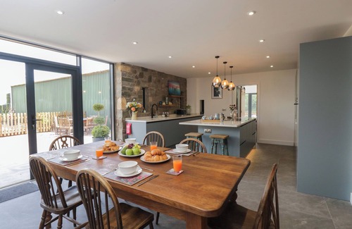 Blaisdon Cabaña | THE HAY BARN, pet friendly, with hot tub in Huntley