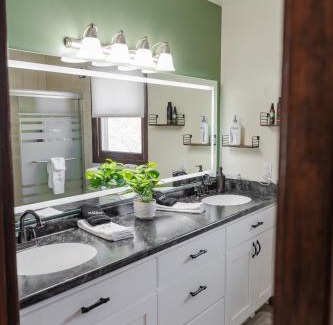 Spring Green Casa | The Hemlock/Hot Tub/Golf/Private Yard