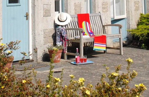 Southerndown Cabaña | THE HEN HOUSE, pet friendly, with a garden in St Brides Major