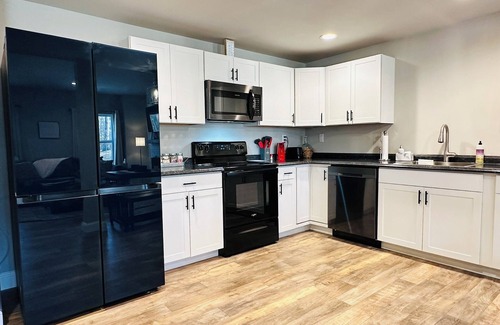 Treloar Apartamento | The Hidden Gem - 2BR Basement Apartment on 7 Acres