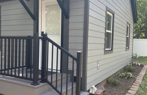 Farmington Casa | "The Hideaway 2" Charming 2-bedroom house in delightful Farmington with WiFi, AC