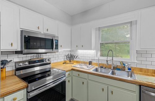 Brices Creek Casa | The Hideaway; Hot tub, Fire Pit, and Patio, 6 miles to downtown New Bern!