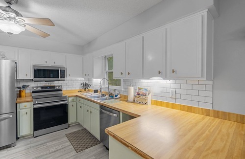 Brices Creek Casa | The Hideaway; Hot tub, Fire Pit, and Patio, 6 miles to downtown New Bern!