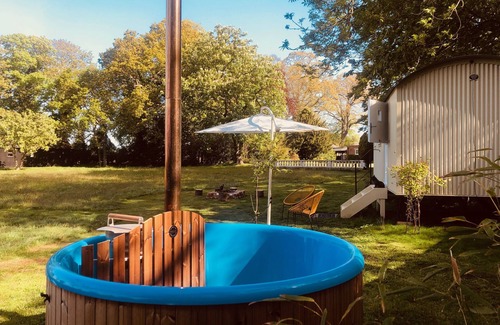 Hopton Cabina | The Hideaway Shepherds Hut & Hot Tub, sleeps 2.