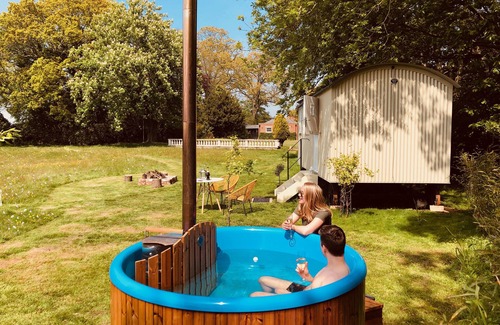 Hopton Cabina | The Hideaway Shepherds Hut & Hot Tub, sleeps 2.